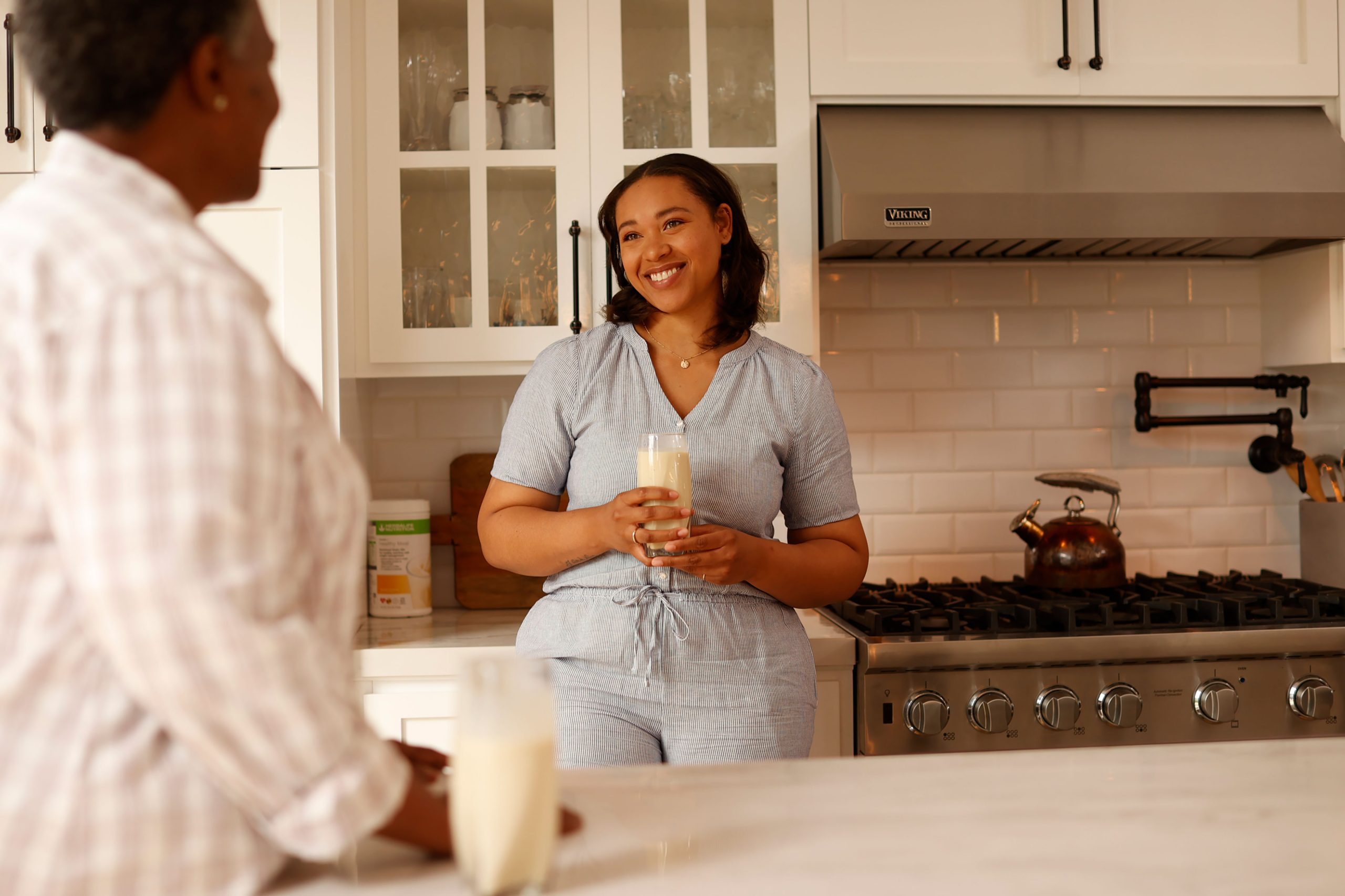 li-women-enjoying-formula-1-shakes-pdp-1.jpg